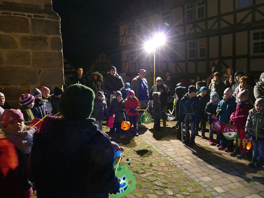 Sankt Martin Laternenumzug durch die Stadt (Foto: Karl-Franz Thiede)